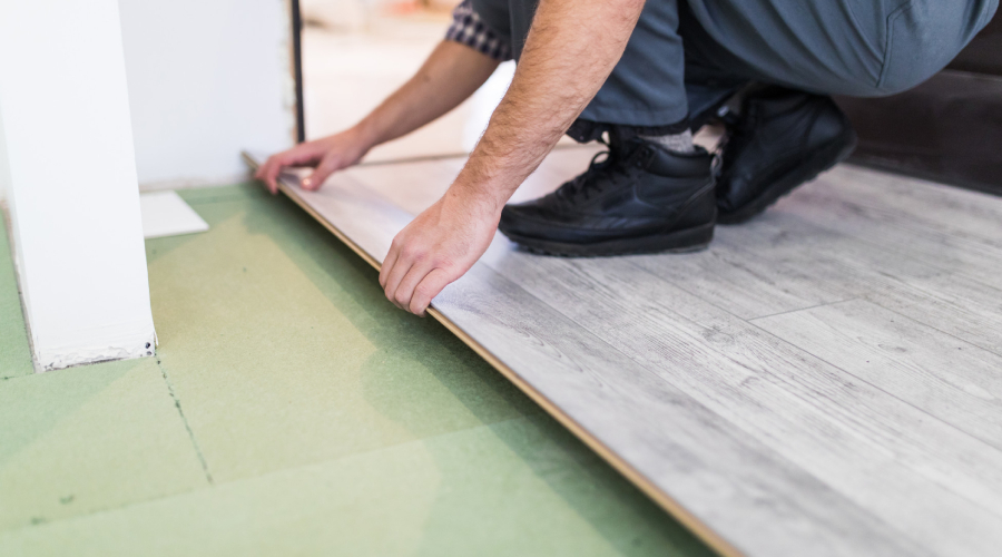 Pose de parquet et revêtement de sol Pose de parquet stratifié dans un intérieur