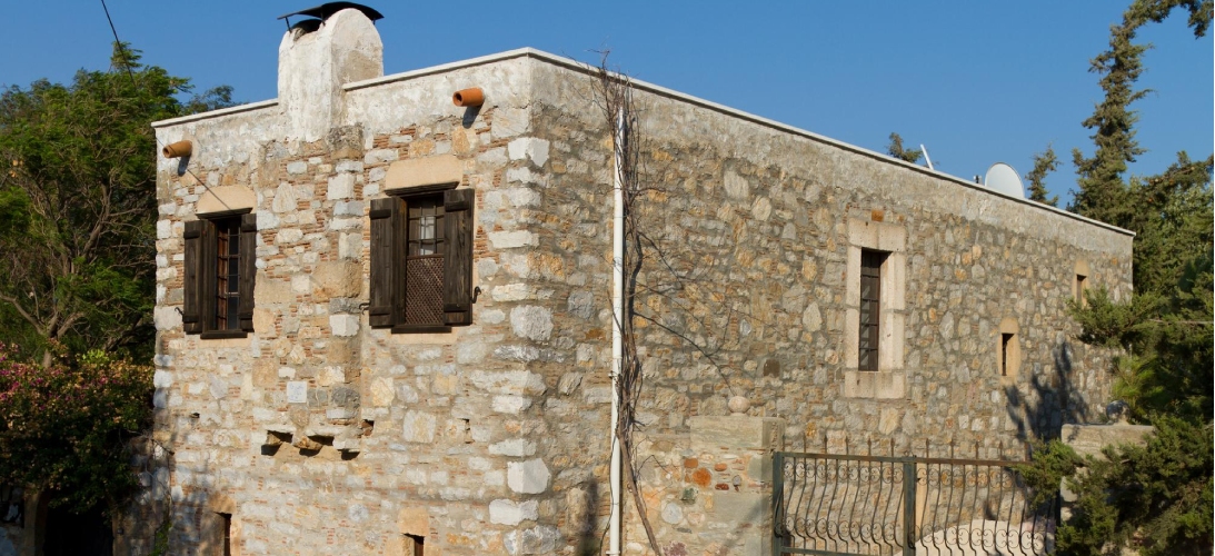 Revêtement extérieur en pierre naturelle Maison traditionnelle avec façade en pierre naturelle