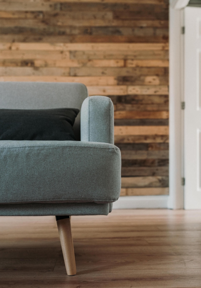 Pose de parquet intérieur Salon avec parquet bois et fauteuil moderne